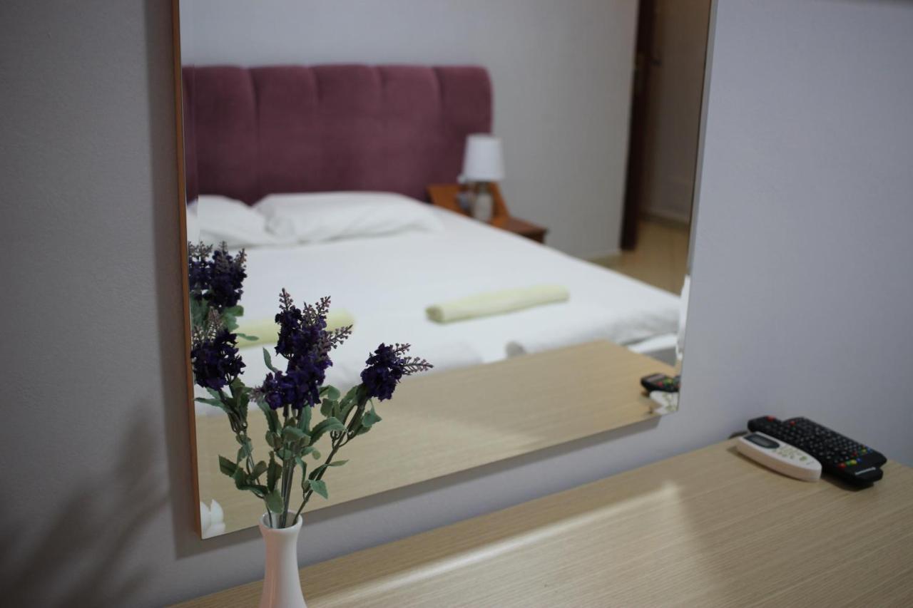 Hotel Veizi Himare Esterno foto