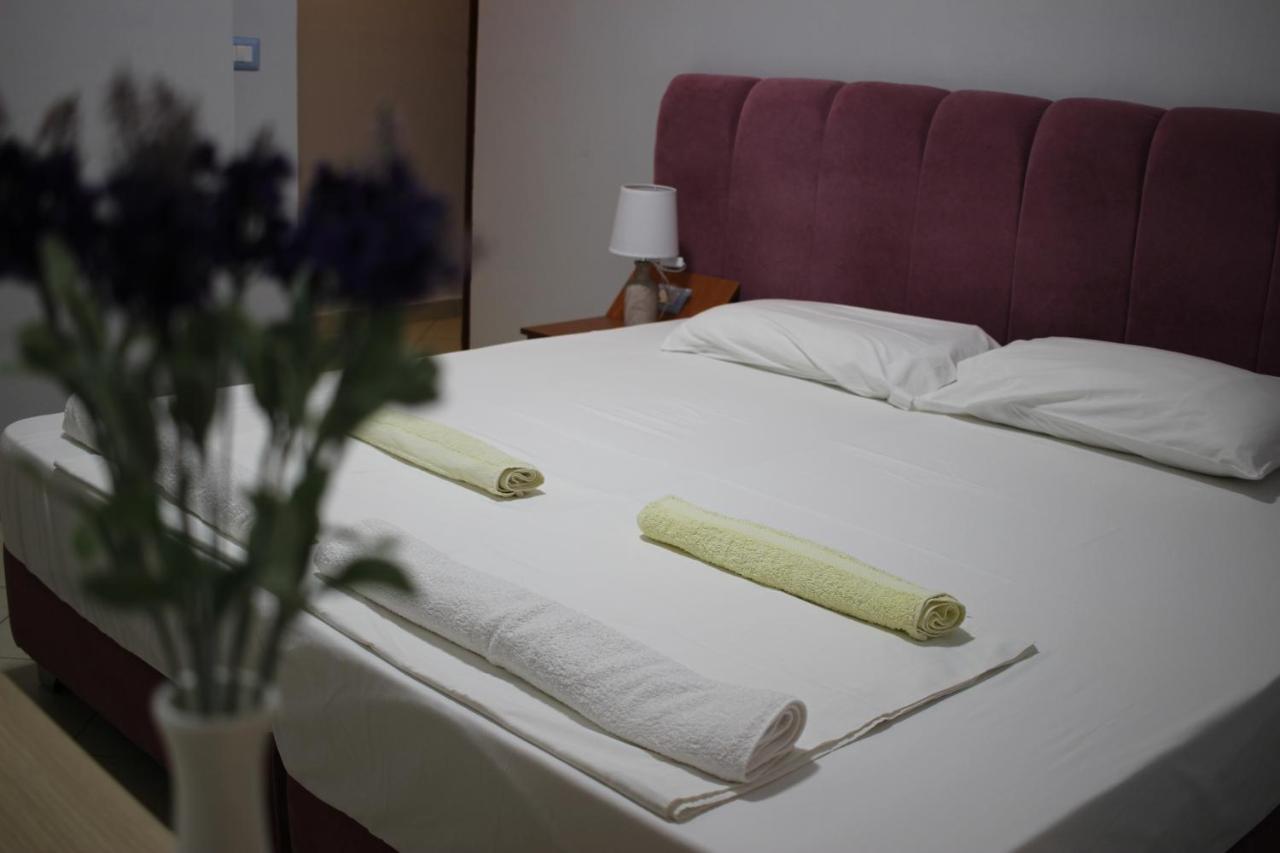 Hotel Veizi Himare Esterno foto