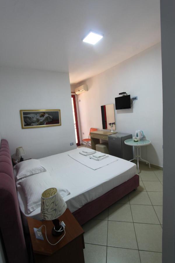 Hotel Veizi Himare Esterno foto