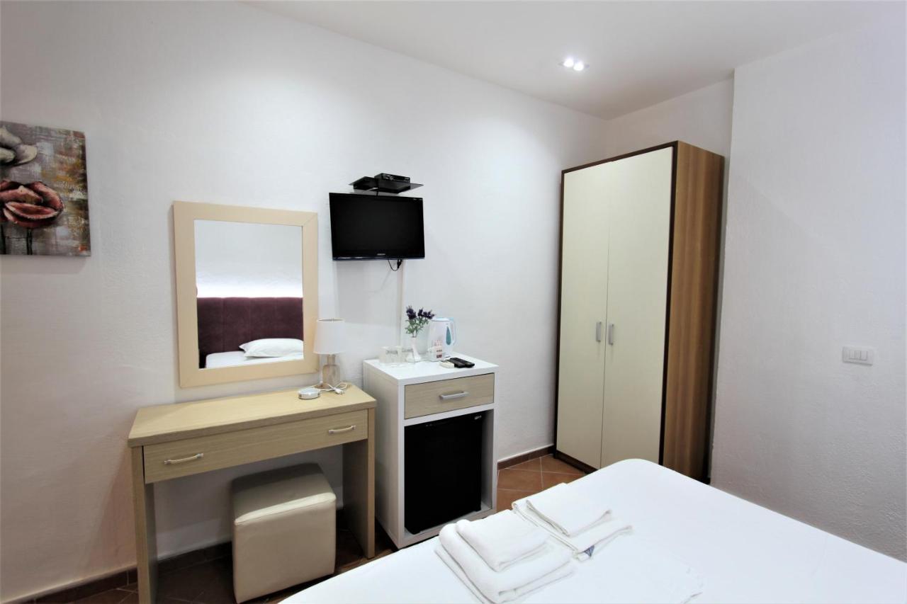 Hotel Veizi Himare Esterno foto