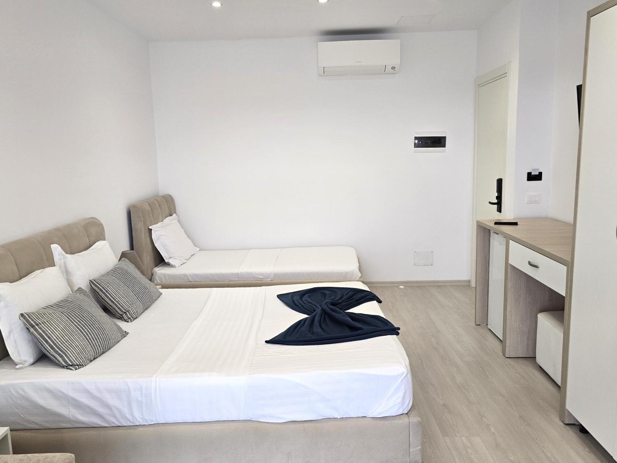 Hotel Veizi Himare Esterno foto